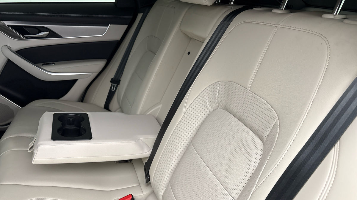 Jaguar F-PACE Image 9