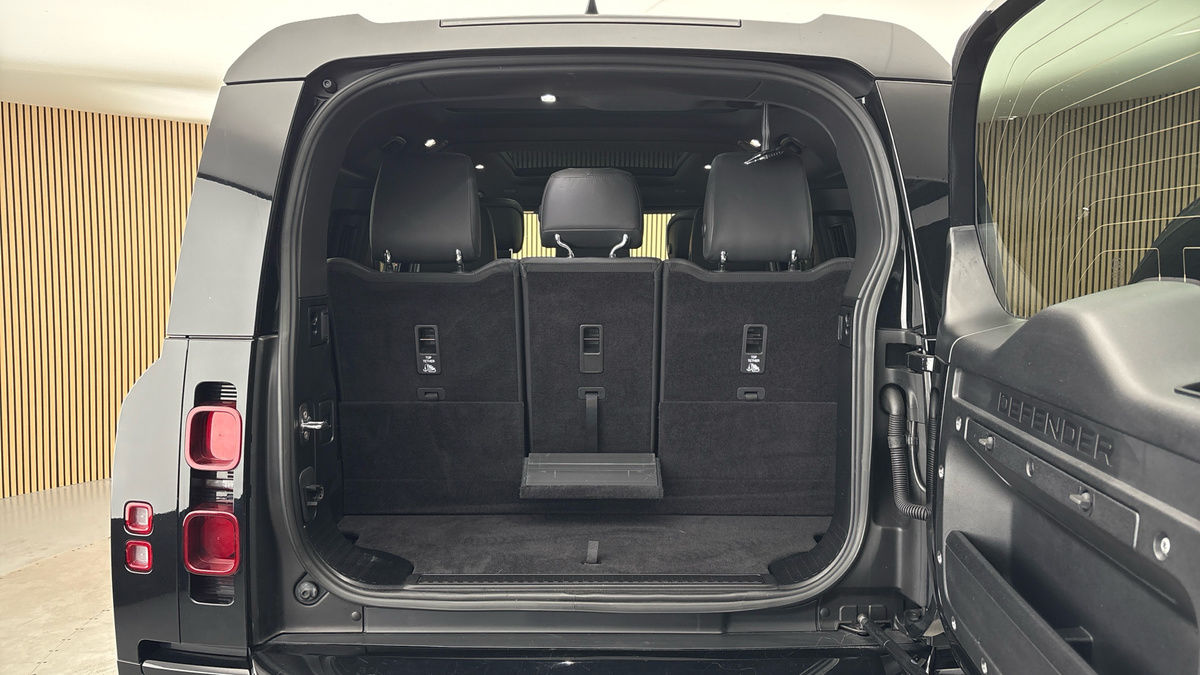 Land Rover Defender 130 Image 11