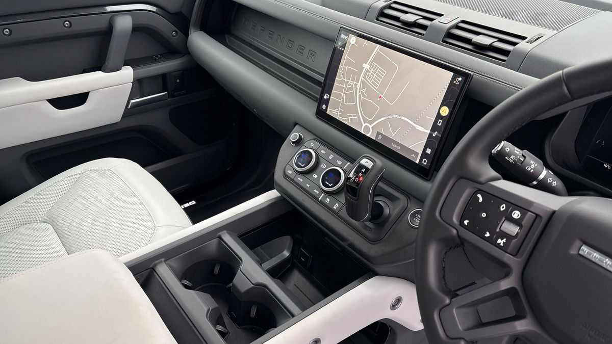 Land Rover Defender 110 Image 18