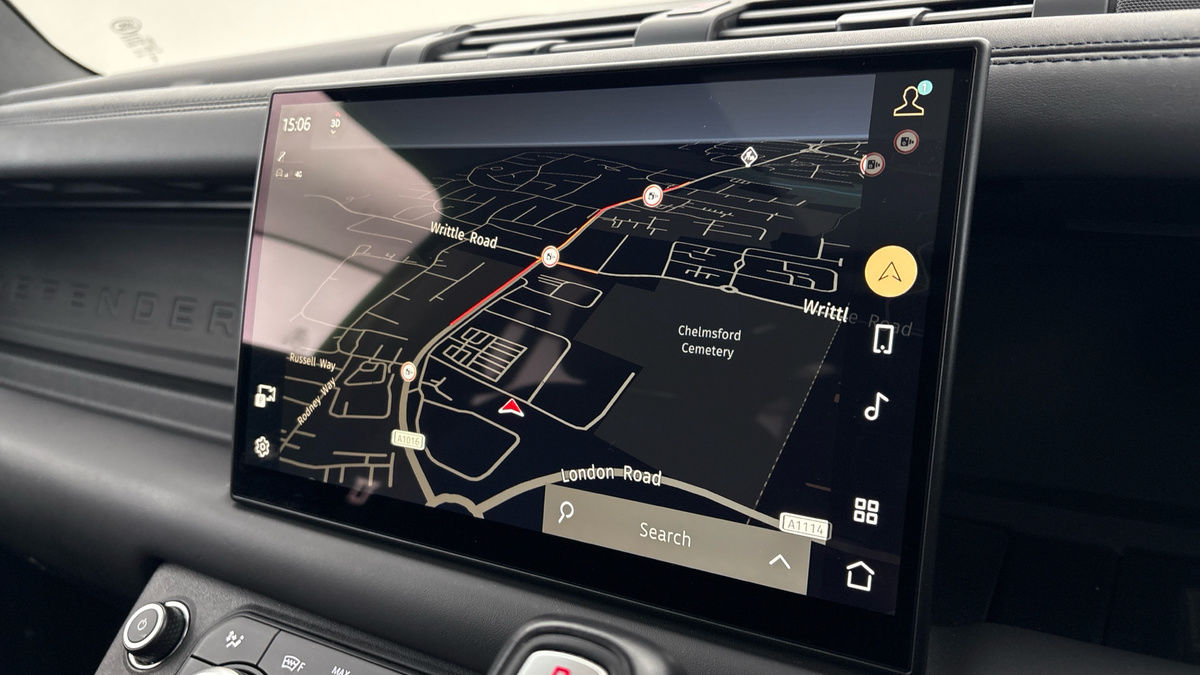 Land Rover Defender 110 Image 17