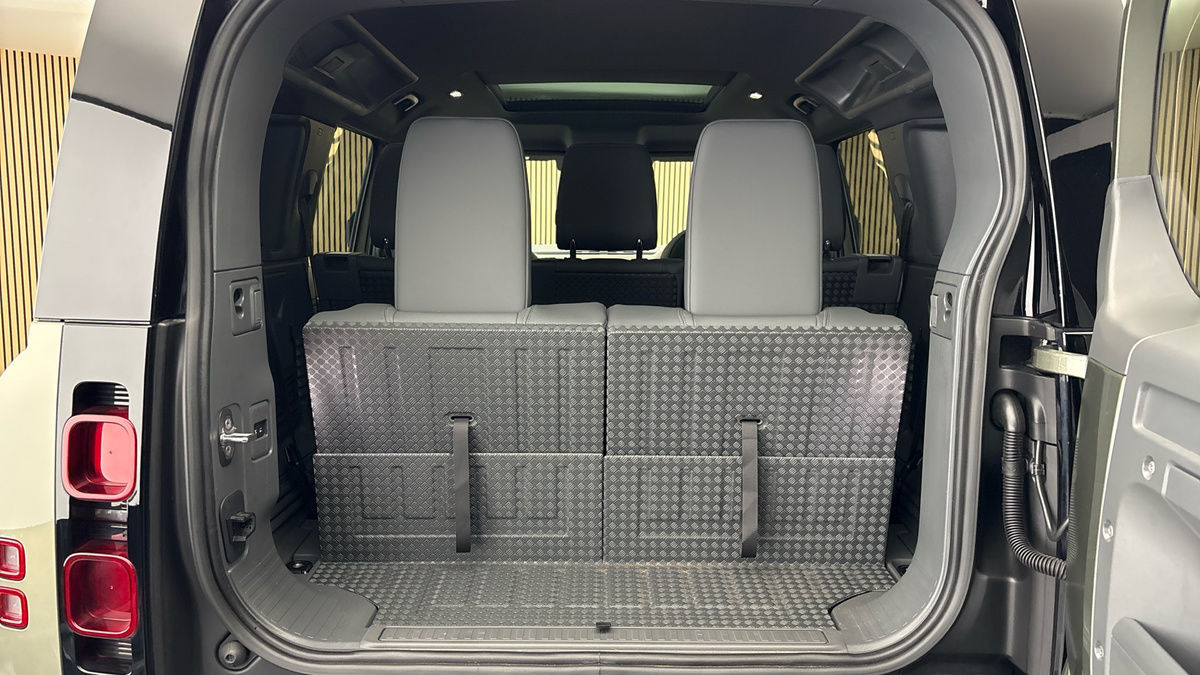 Land Rover Defender 110 Image 11