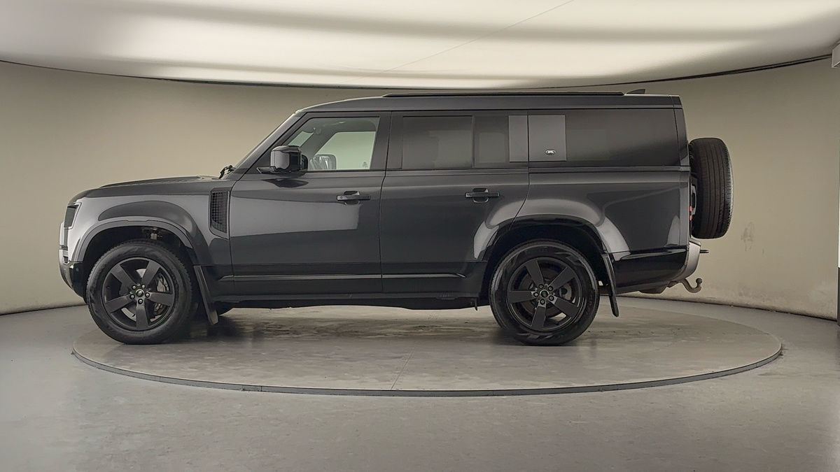 Land Rover Defender 130 Image 15