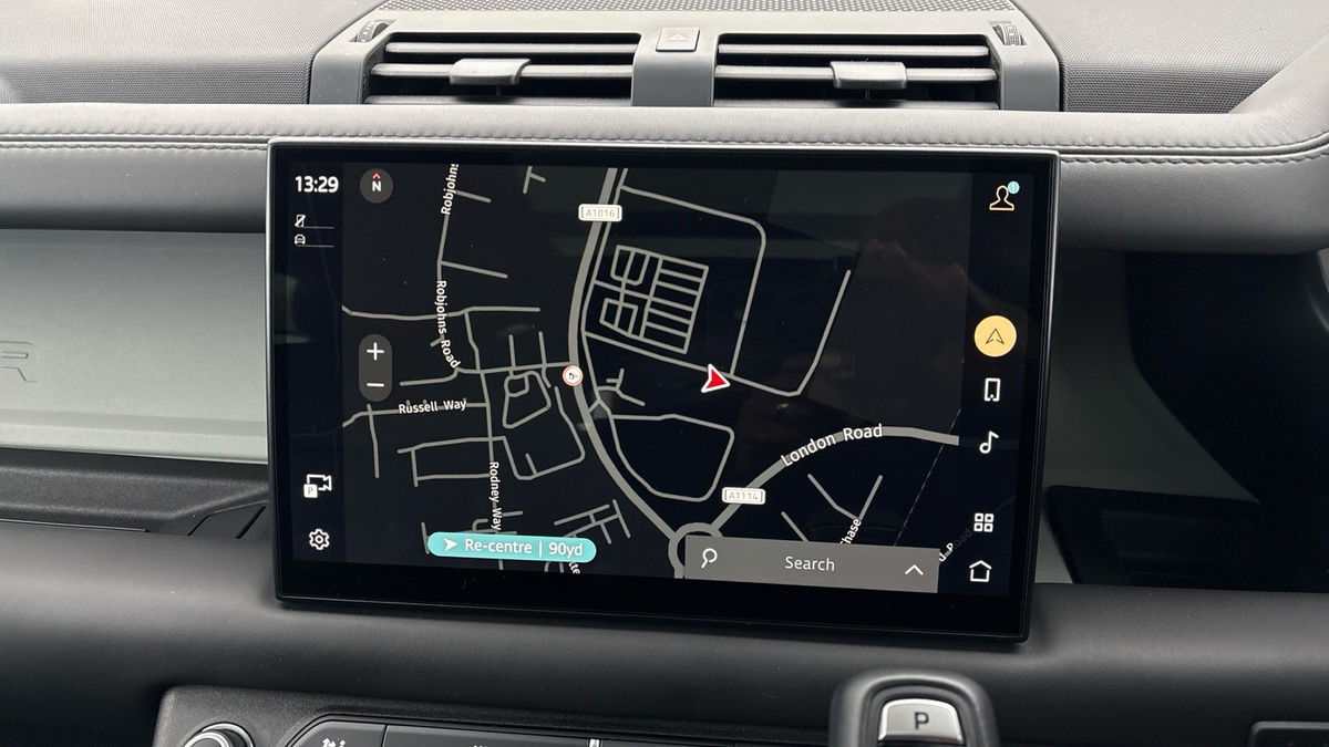 Land Rover Defender 110 Image 17