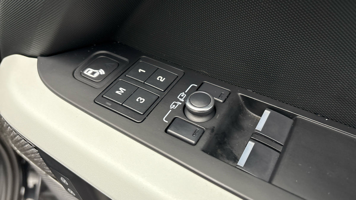 Land Rover Defender 90 Image 25