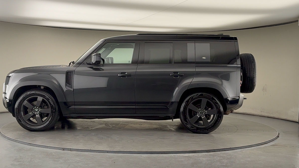 Land Rover Defender 110 Image 15