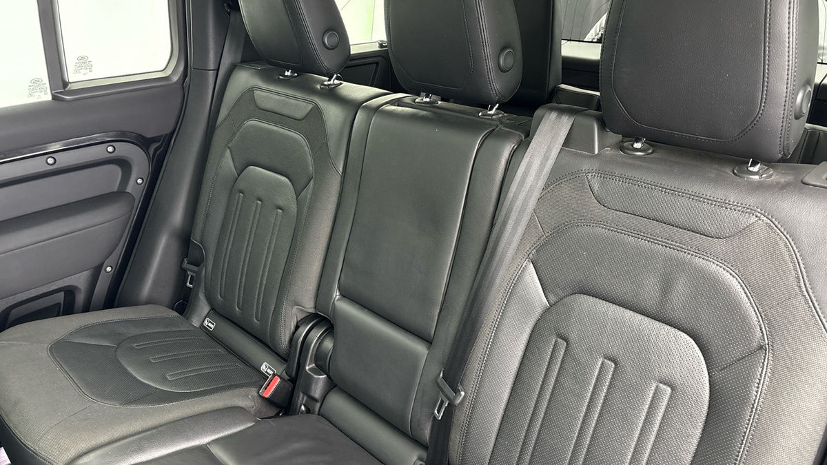 Land Rover Defender 110 Image 8