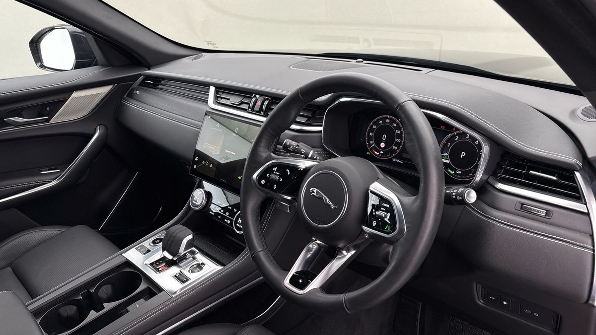 Jaguar F-PACE Image 5