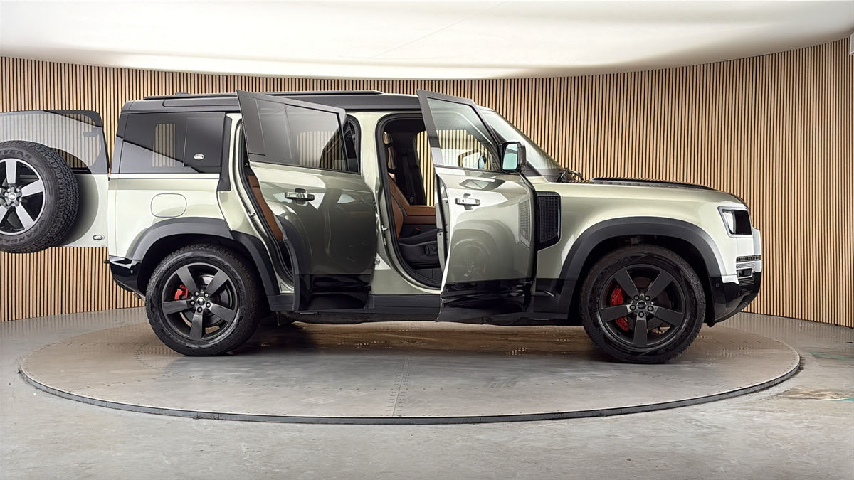 More views of Land Rover Defender 110