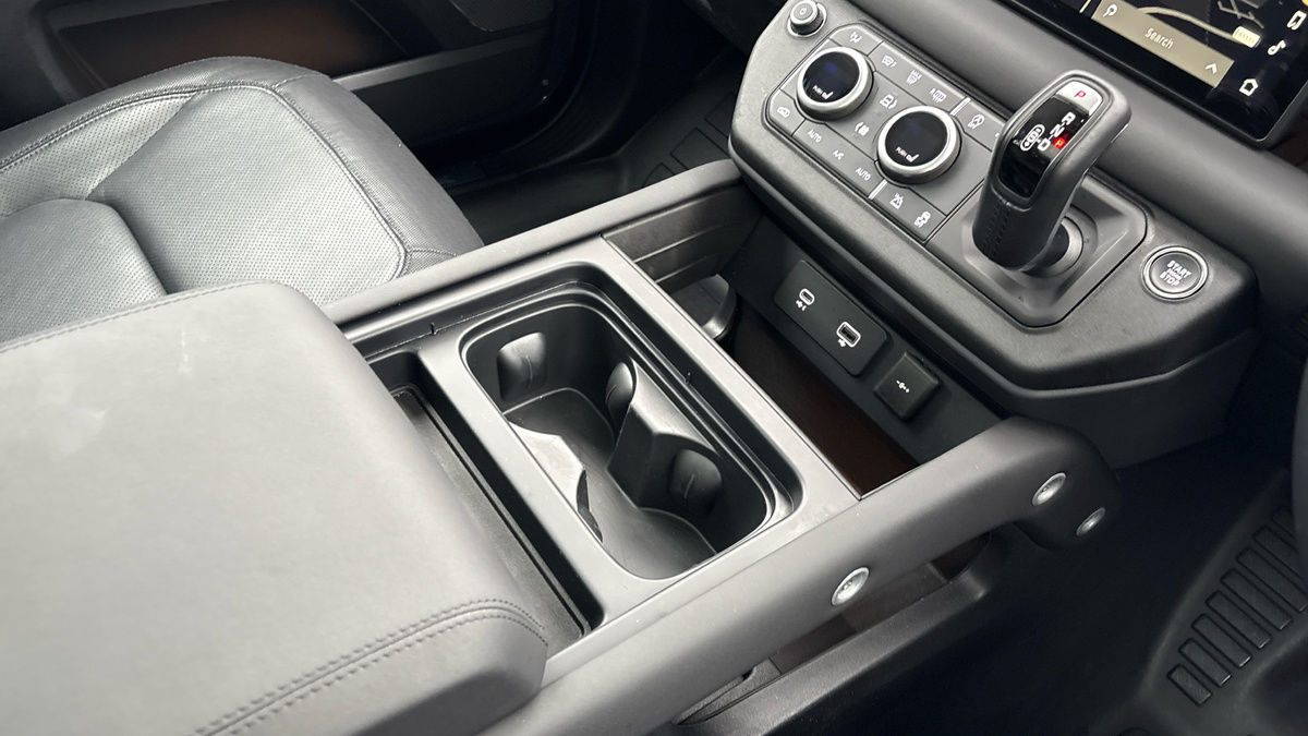 Land Rover Defender 110 Image 18