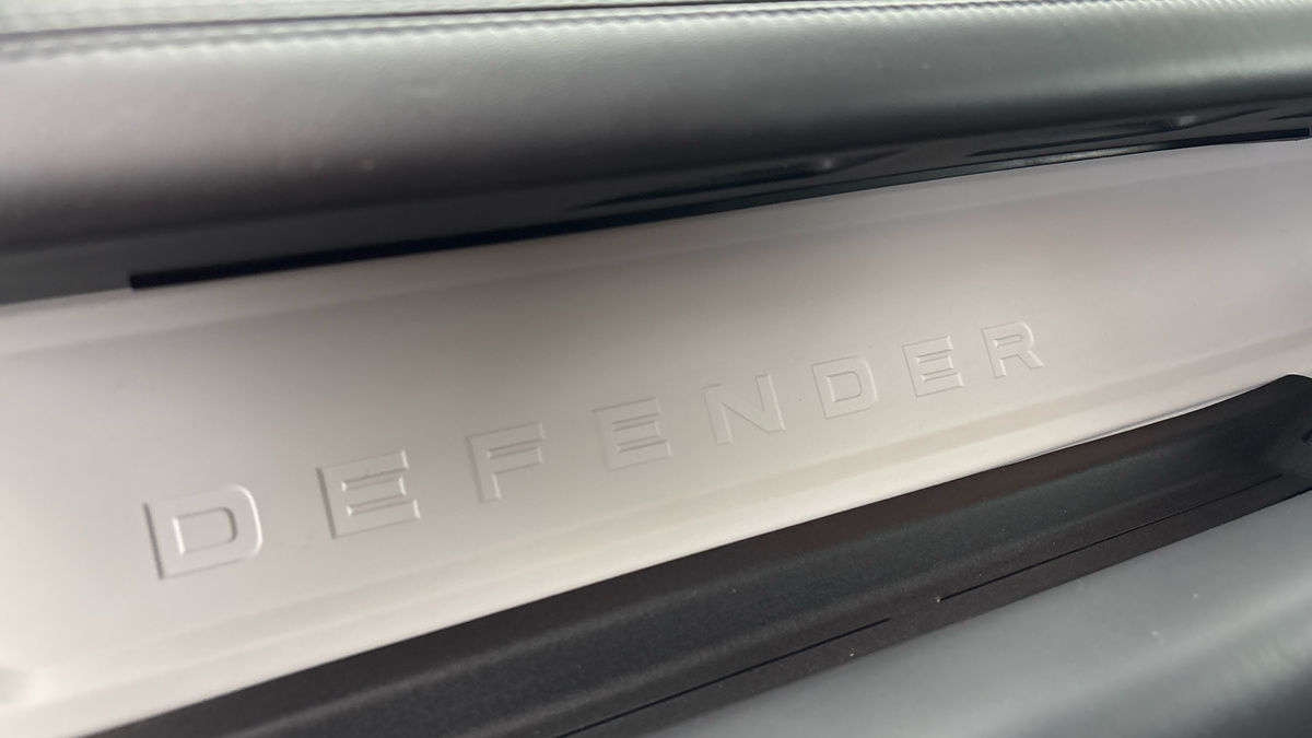 Land Rover Defender 90 Image 30