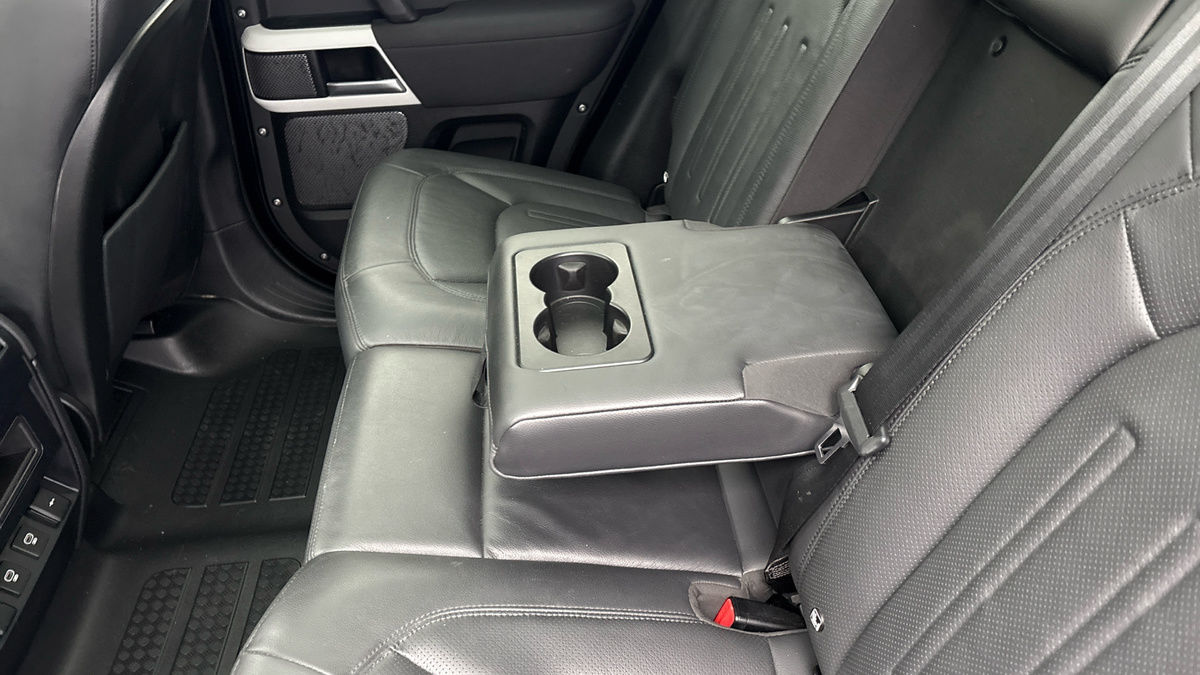 Land Rover Defender 110 Image 9