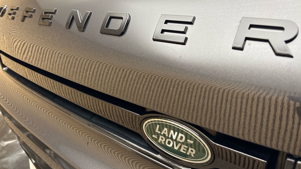 Land Rover Defender 110 Image 24