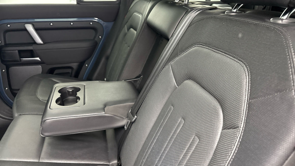 Land Rover Defender 110 Image 9