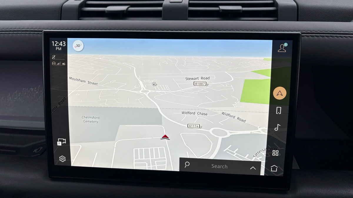 Land Rover Defender 110 Image 17