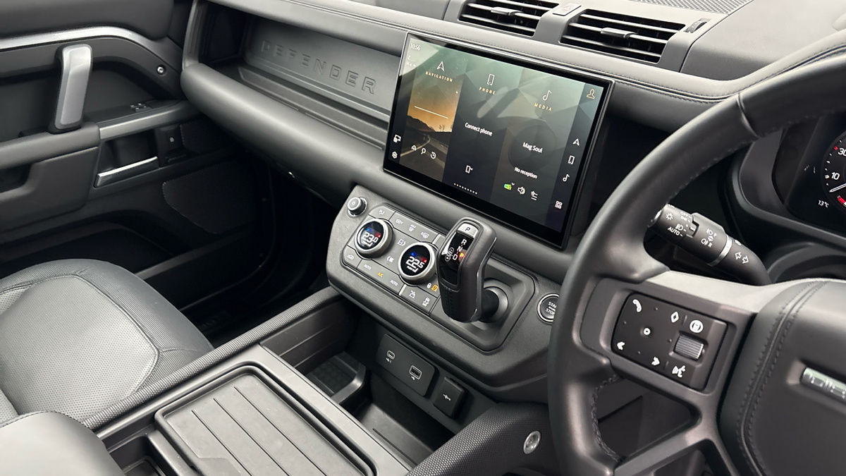 Land Rover Defender 110 Image 18