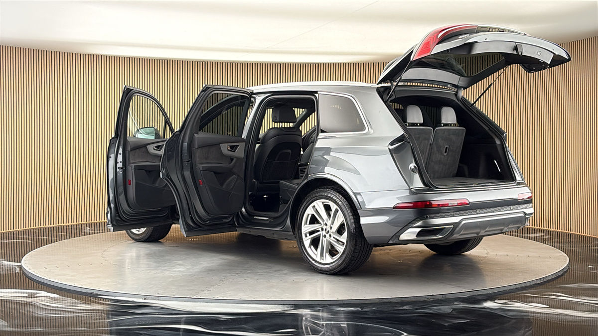 More views of Audi Q7