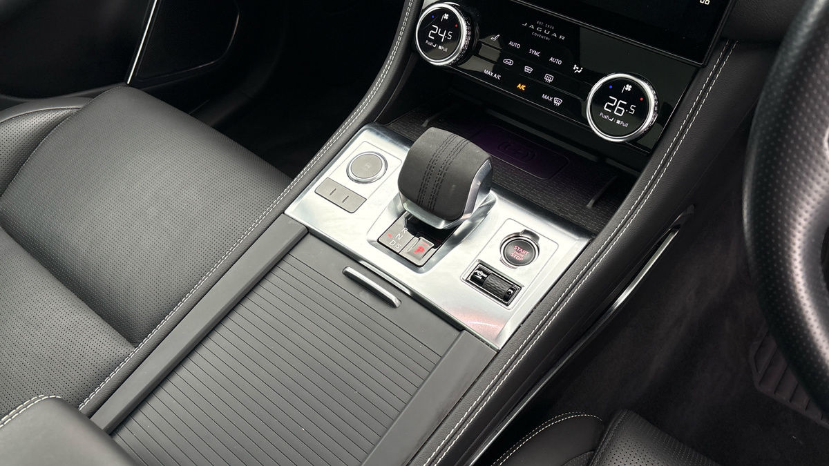 Jaguar F-PACE Image 18