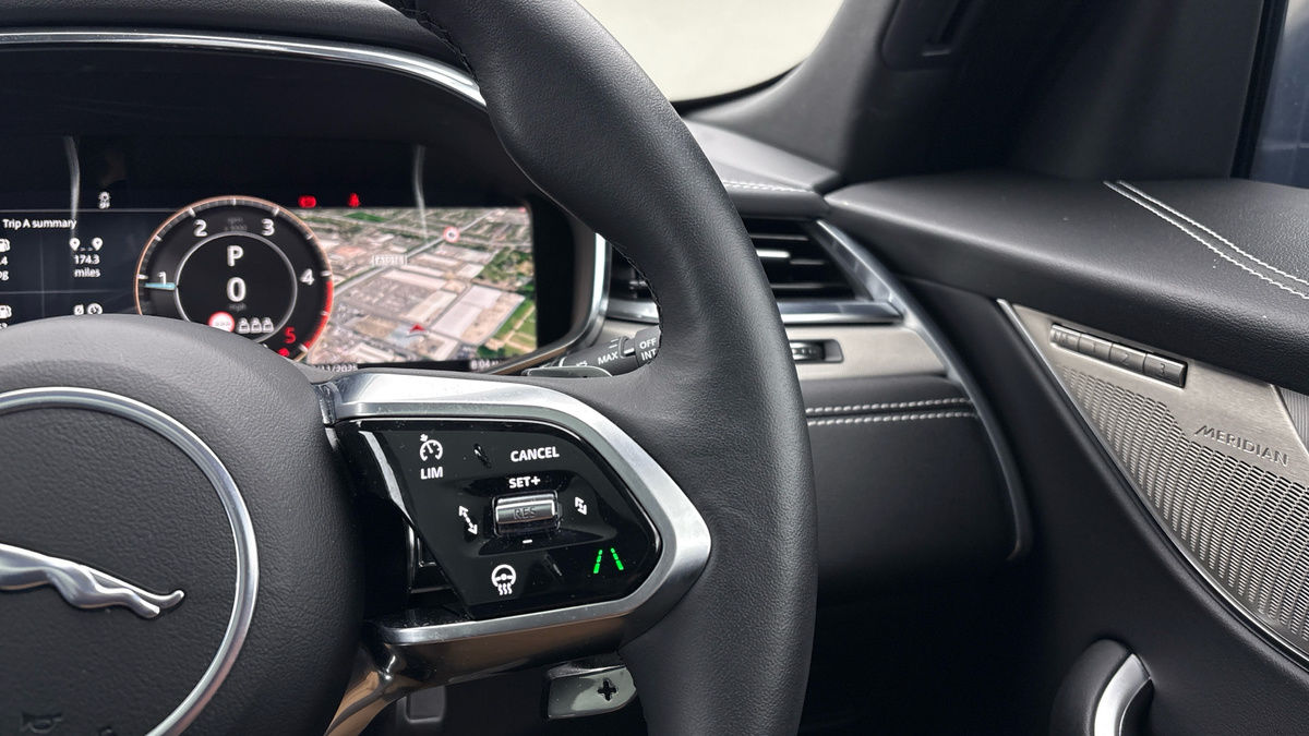 Jaguar F-PACE Image 14