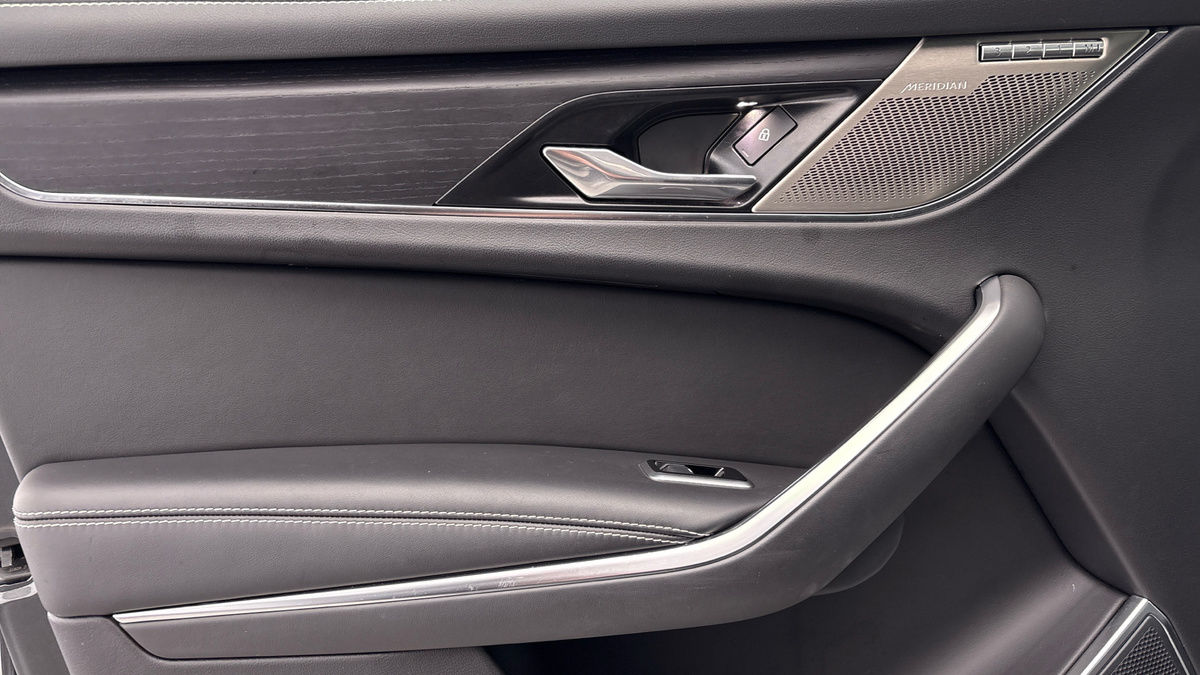 Jaguar F-PACE Image 19