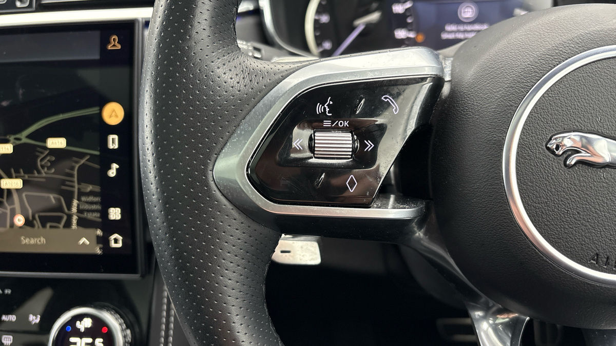 Jaguar F-PACE Image 13