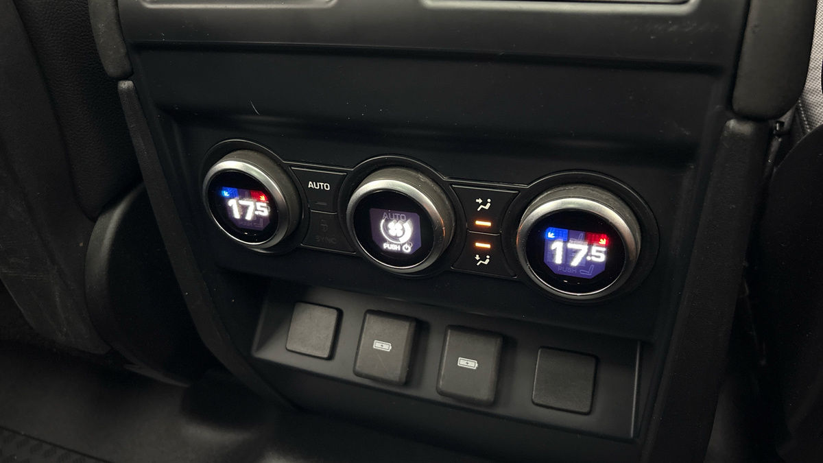 Land Rover Defender 130 Image 29