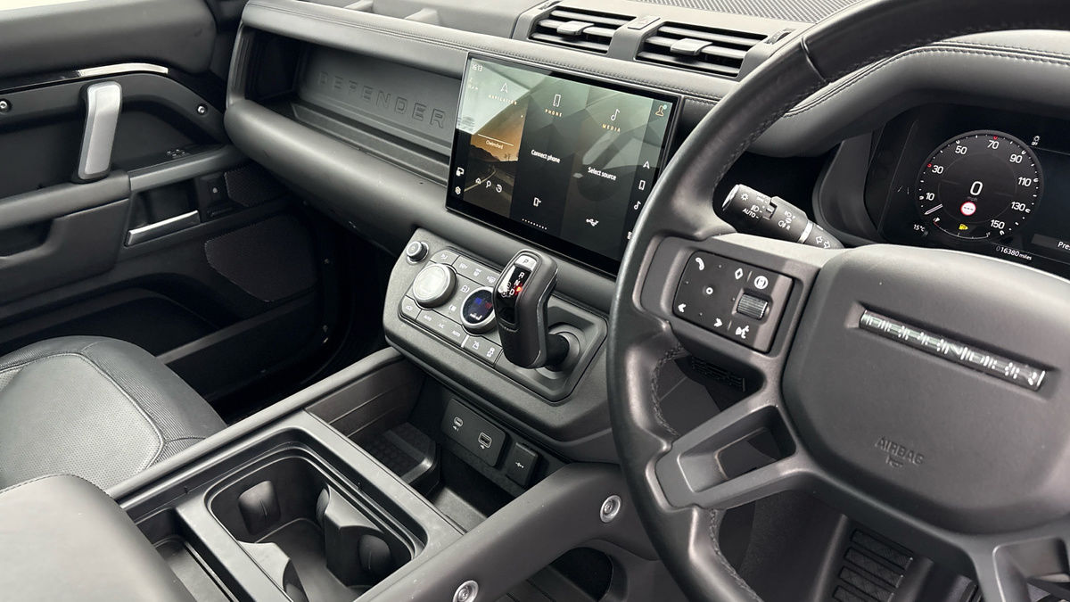 Land Rover Defender 110 Image 18