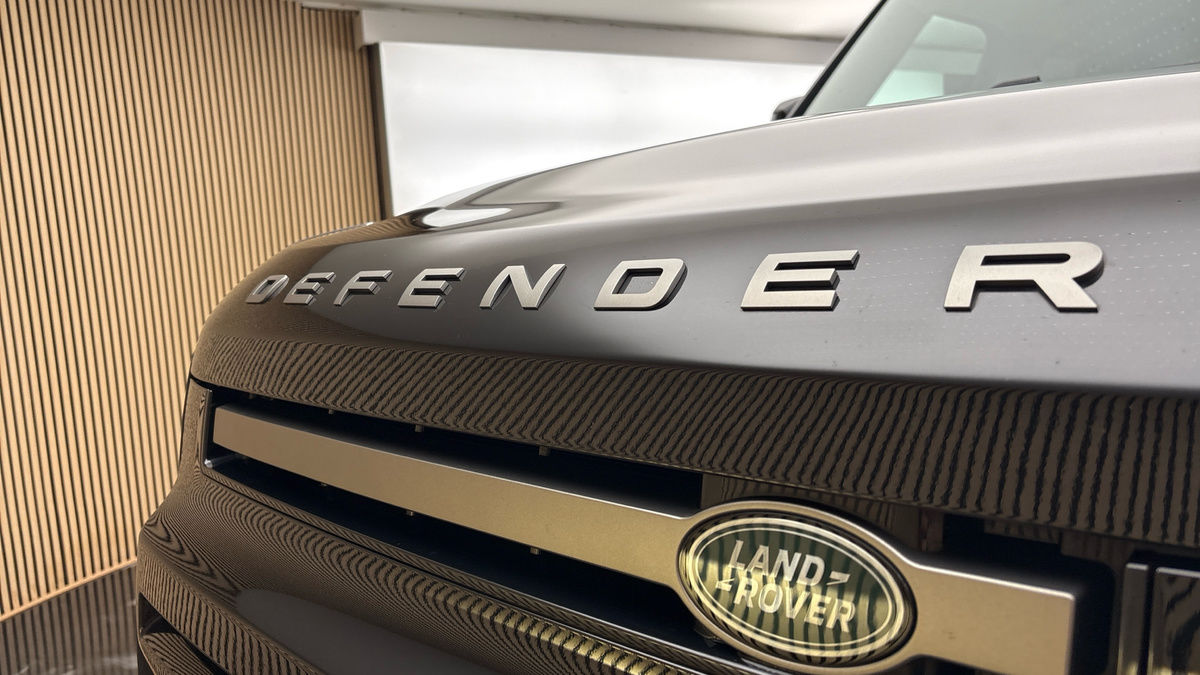 Land Rover Defender 110 Image 24