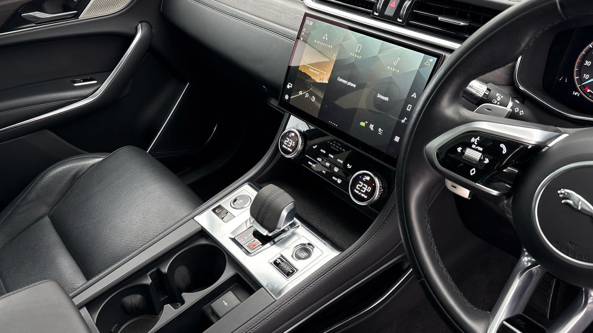 Jaguar F-PACE Image 18