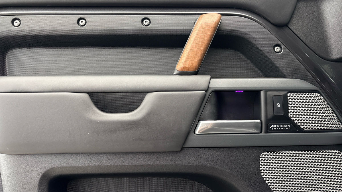 Land Rover Defender 130 Image 19