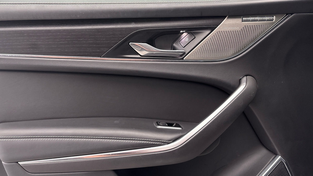 Jaguar F-PACE Image 19