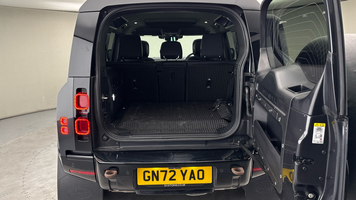 Land Rover Defender 110 Image 11
