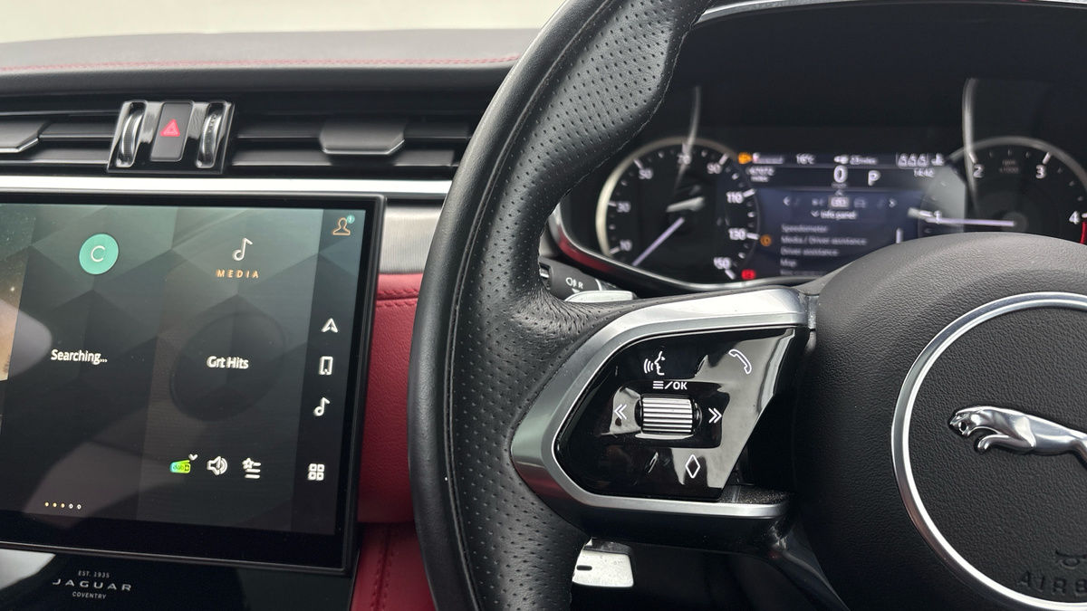 Jaguar F-PACE Image 13