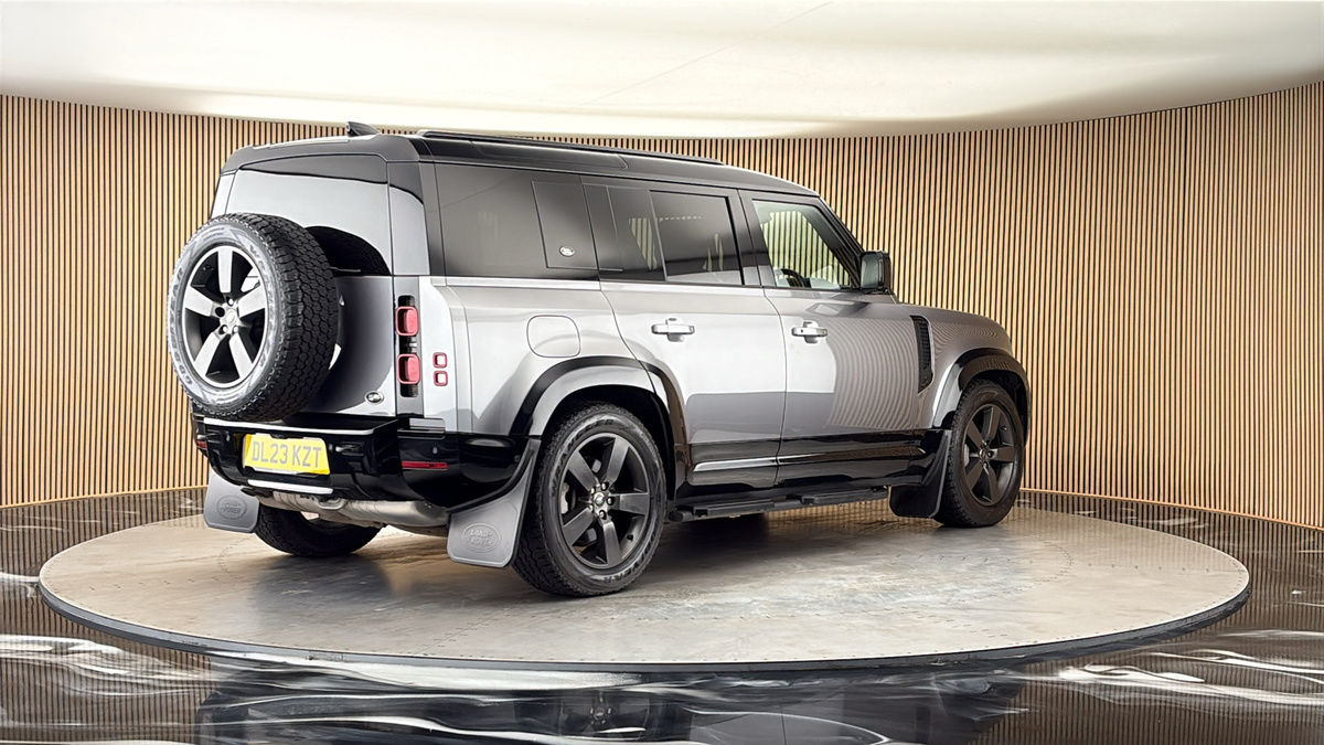 Land Rover Defender 110 Image 21