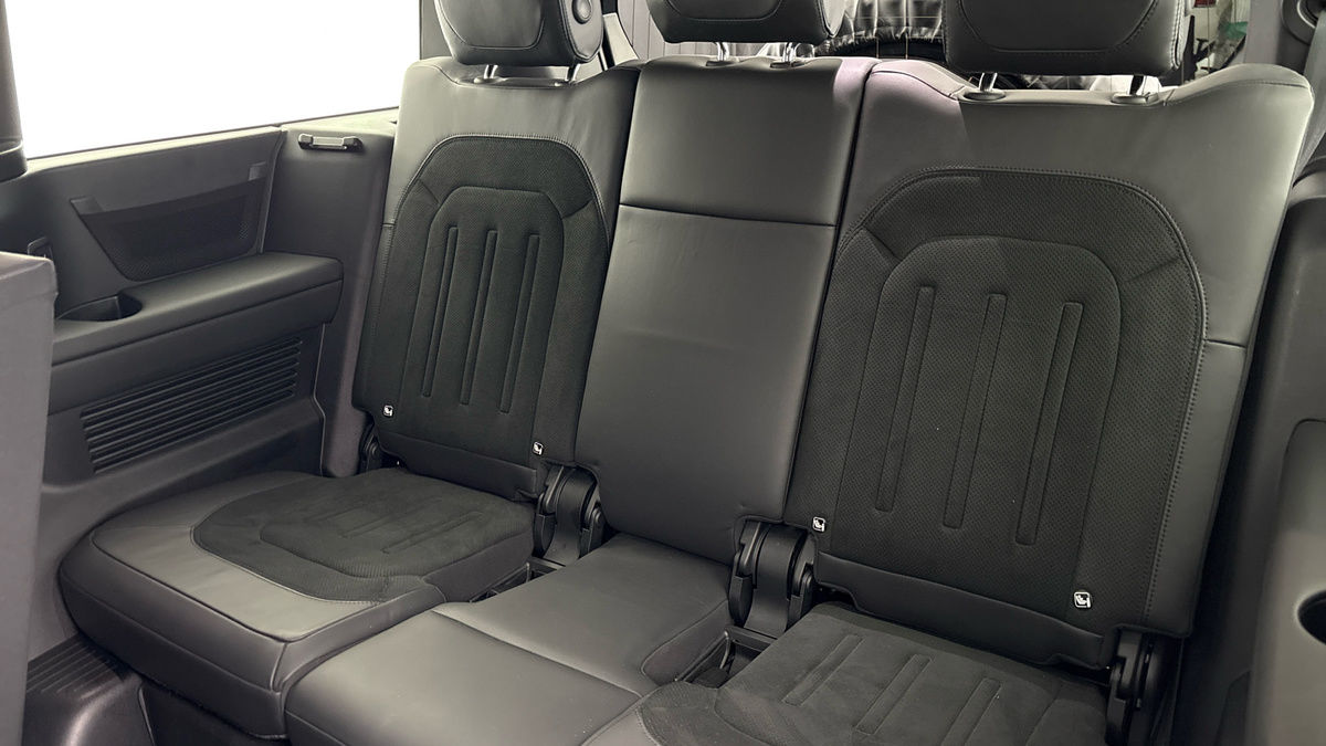 Land Rover Defender 130 Urban Image 31