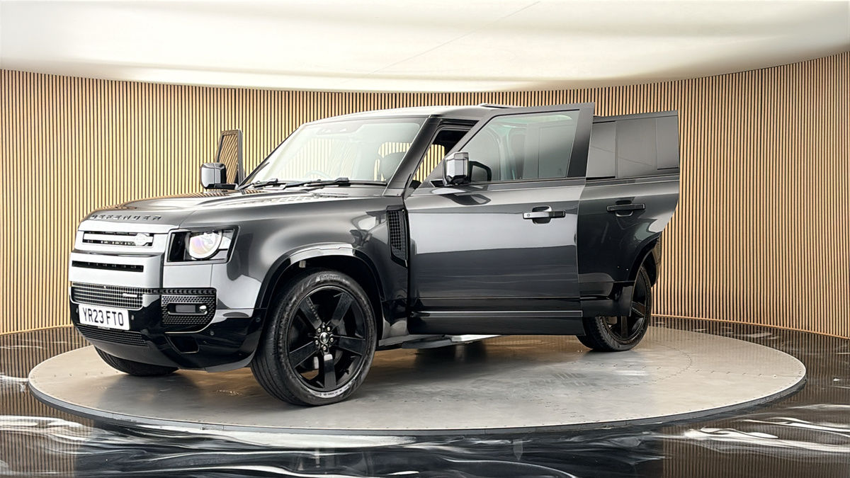Land Rover Defender 110 Image 22