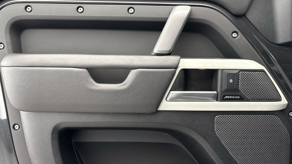 Land Rover Defender 110 Image 19