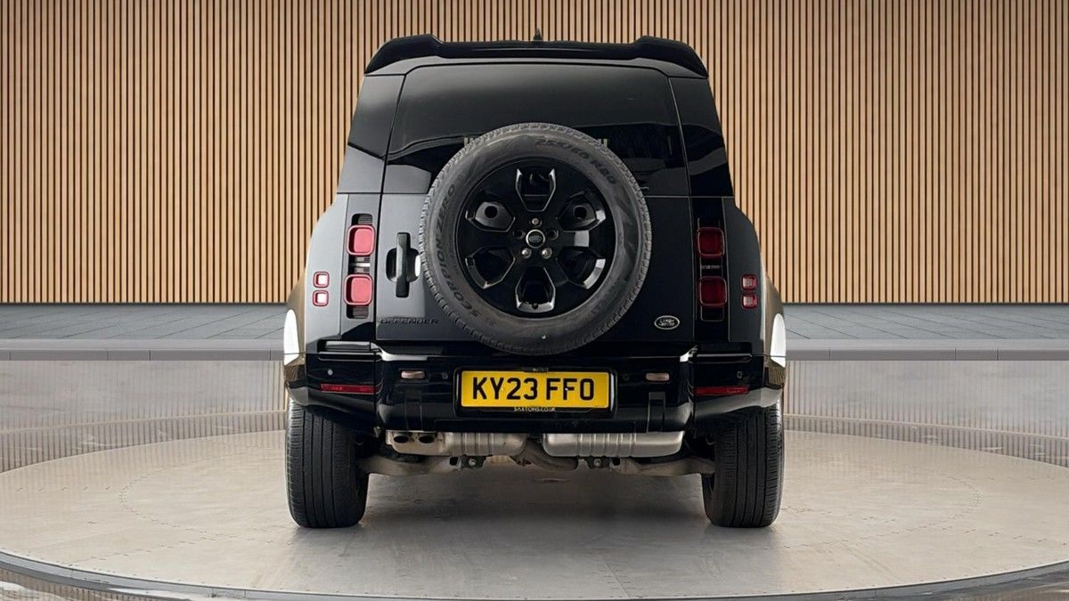 Land Rover Defender 110 Image 4