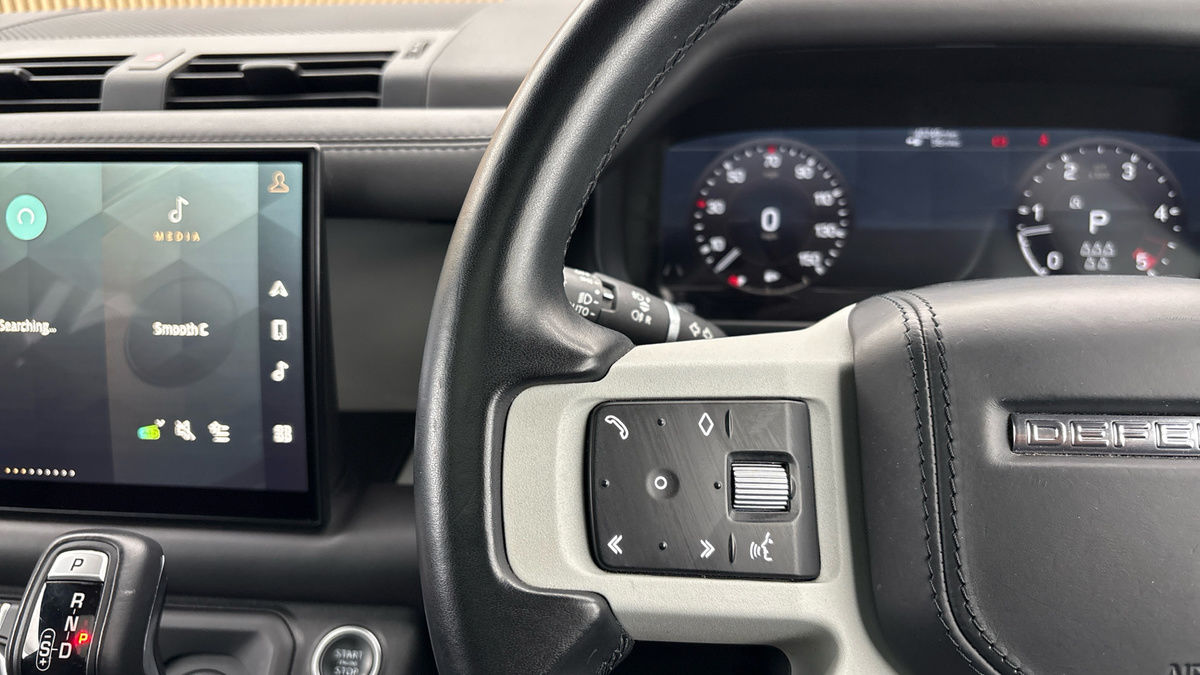 Land Rover Defender 110 Image 13