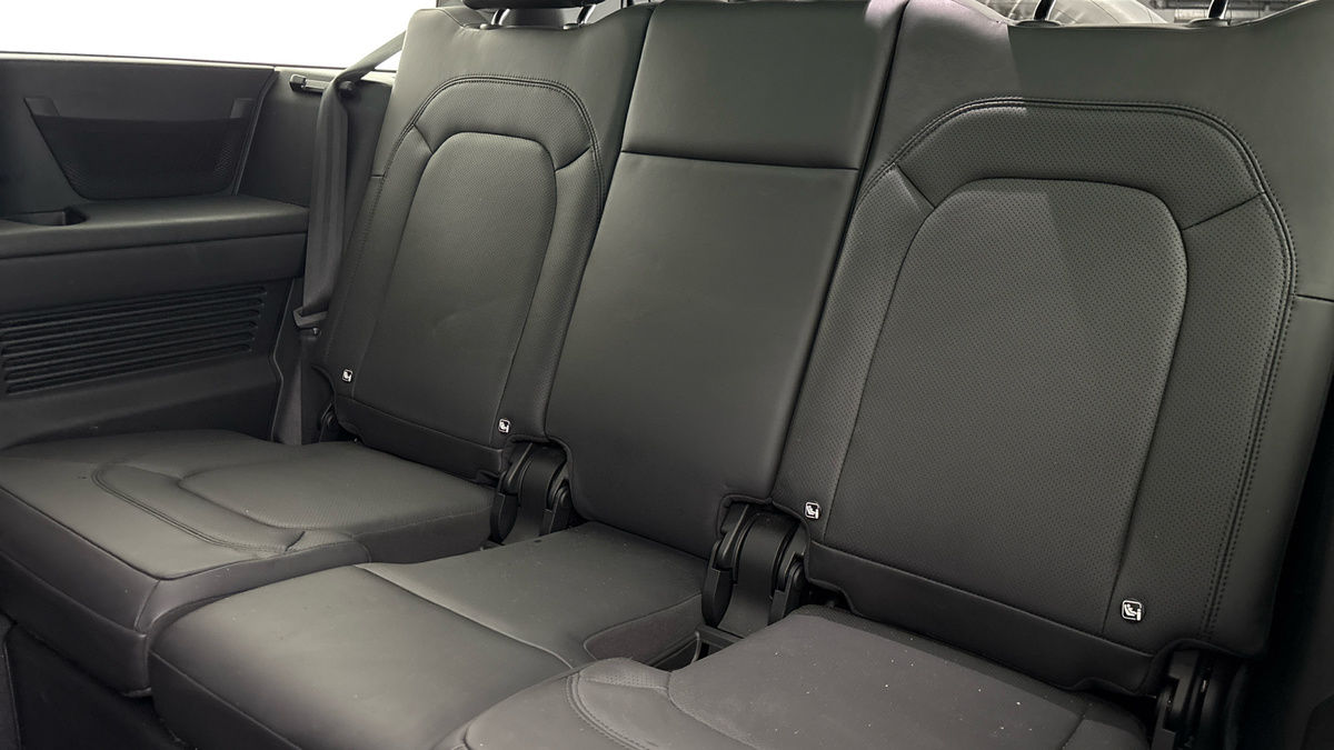 Land Rover Defender 130 Image 31