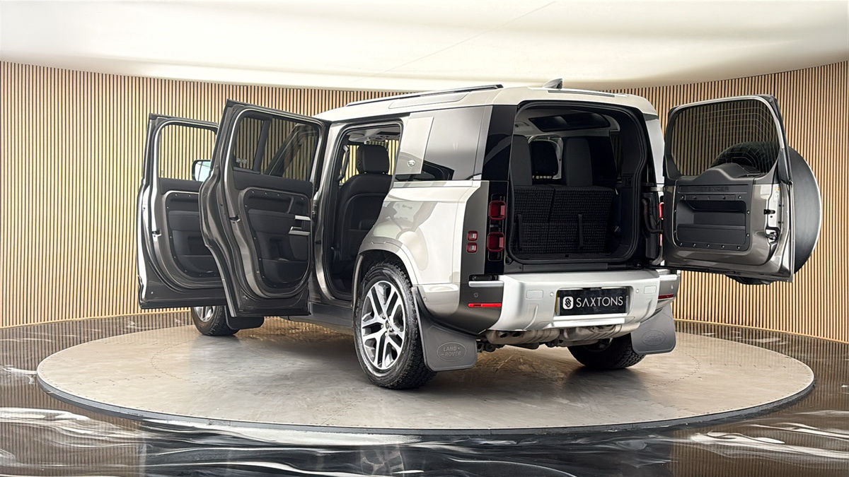 Land Rover Defender 110 Image 23