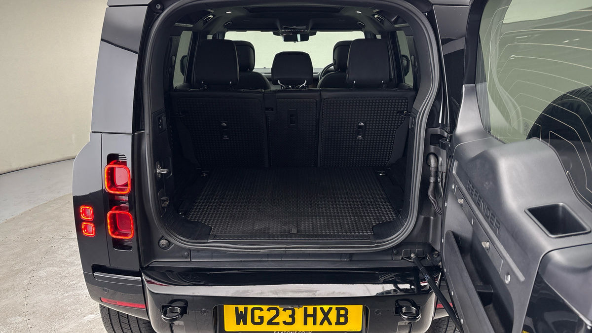 Land Rover Defender 110 Image 11