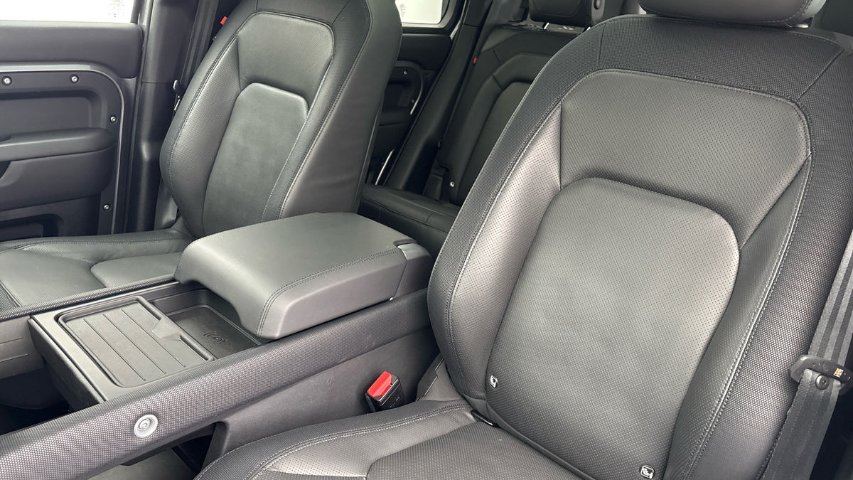 Land Rover Defender 110 Image 7