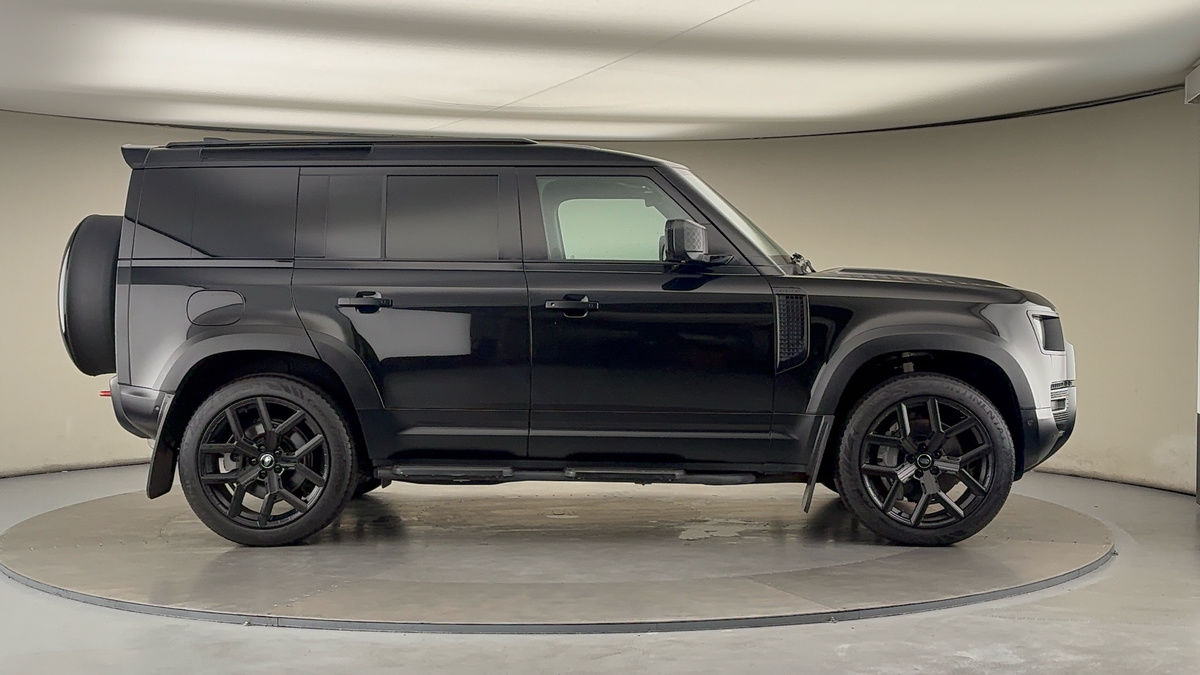 Land Rover Defender 110 Image 16