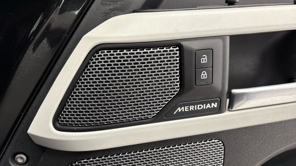 Land Rover Defender 110 Image 25