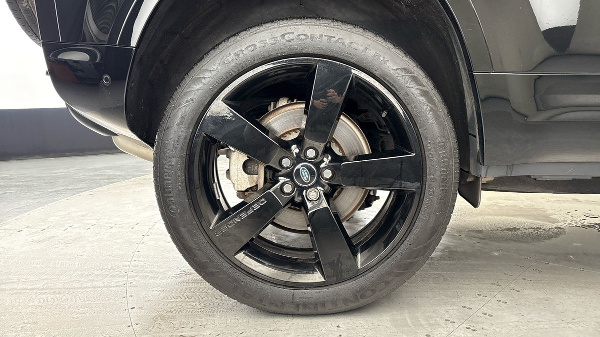 Land Rover Defender 110 Image 10