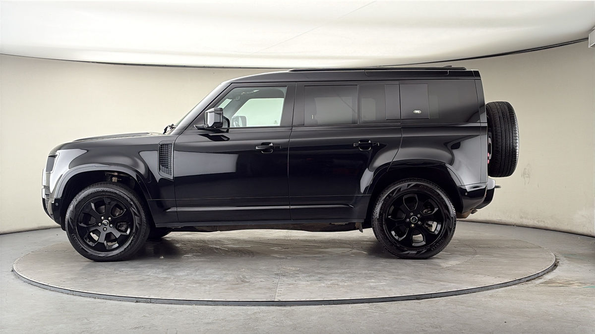 Land Rover Defender 110 Image 15