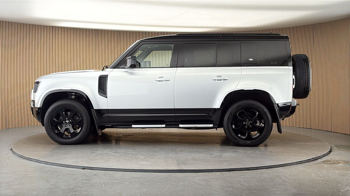 Land Rover Defender 110 Image 15