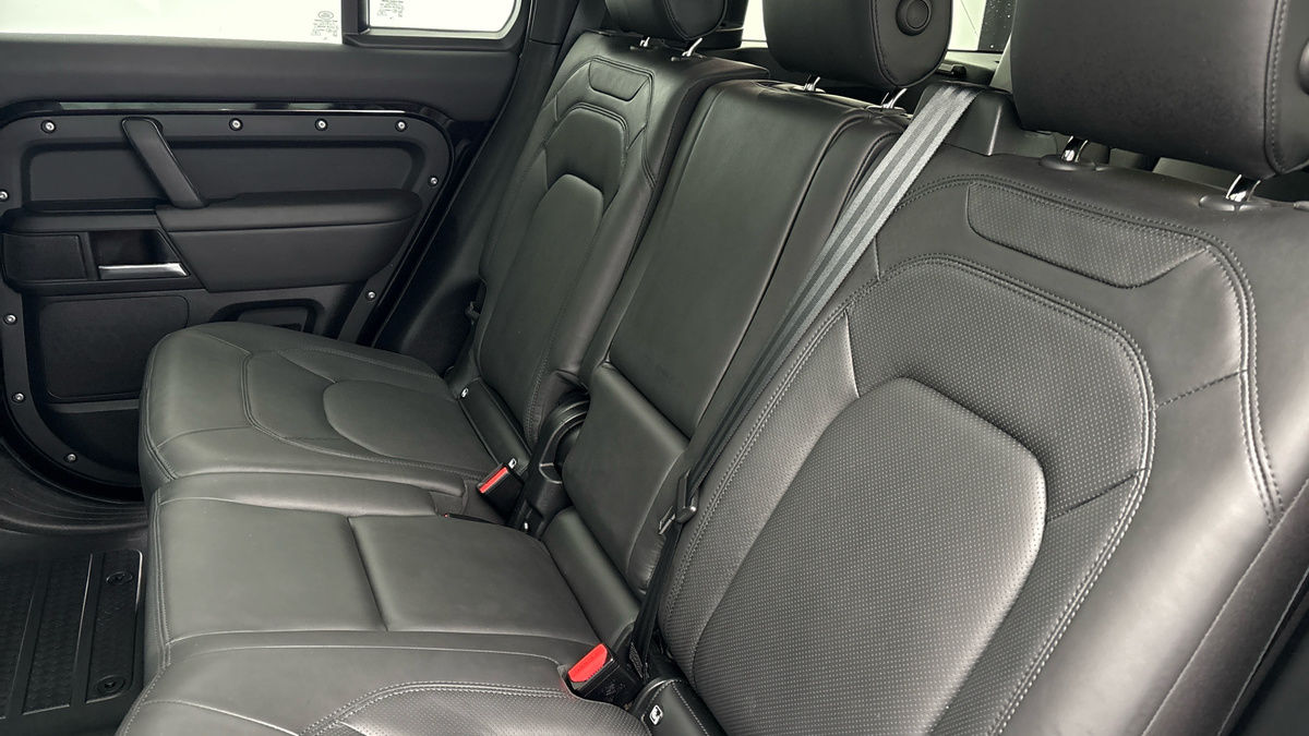 Land Rover Defender 130 Urban Image 8