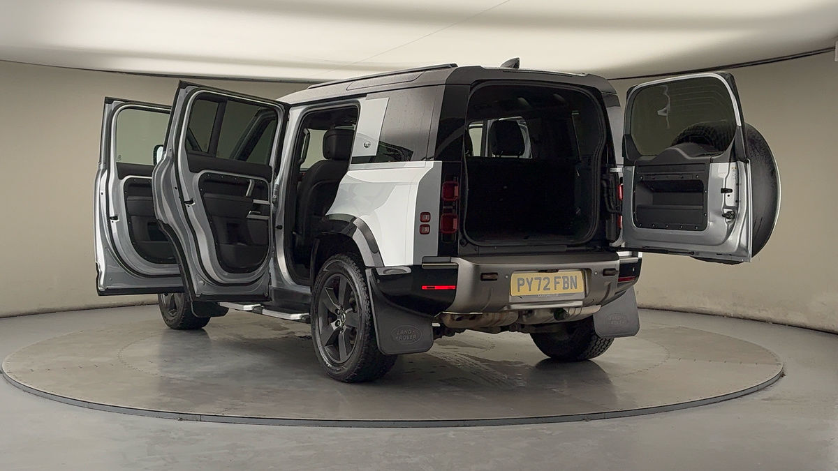 Land Rover Defender 110 Image 23