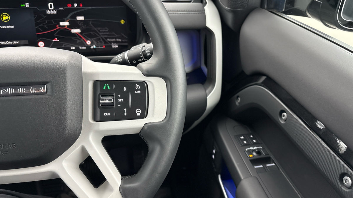 Land Rover Defender 90 Image 14